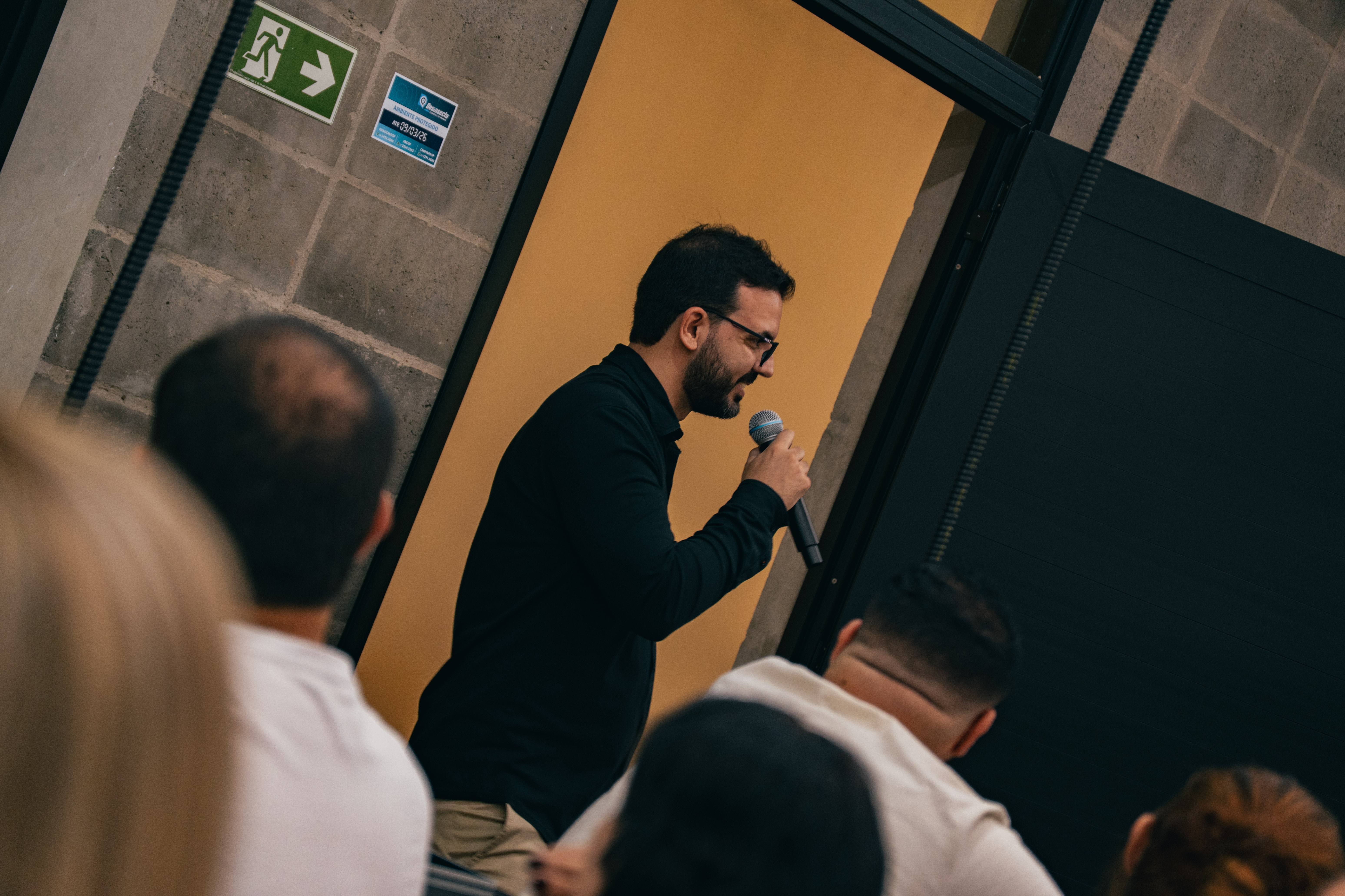 André Cavalcanti palestrando ao microfone